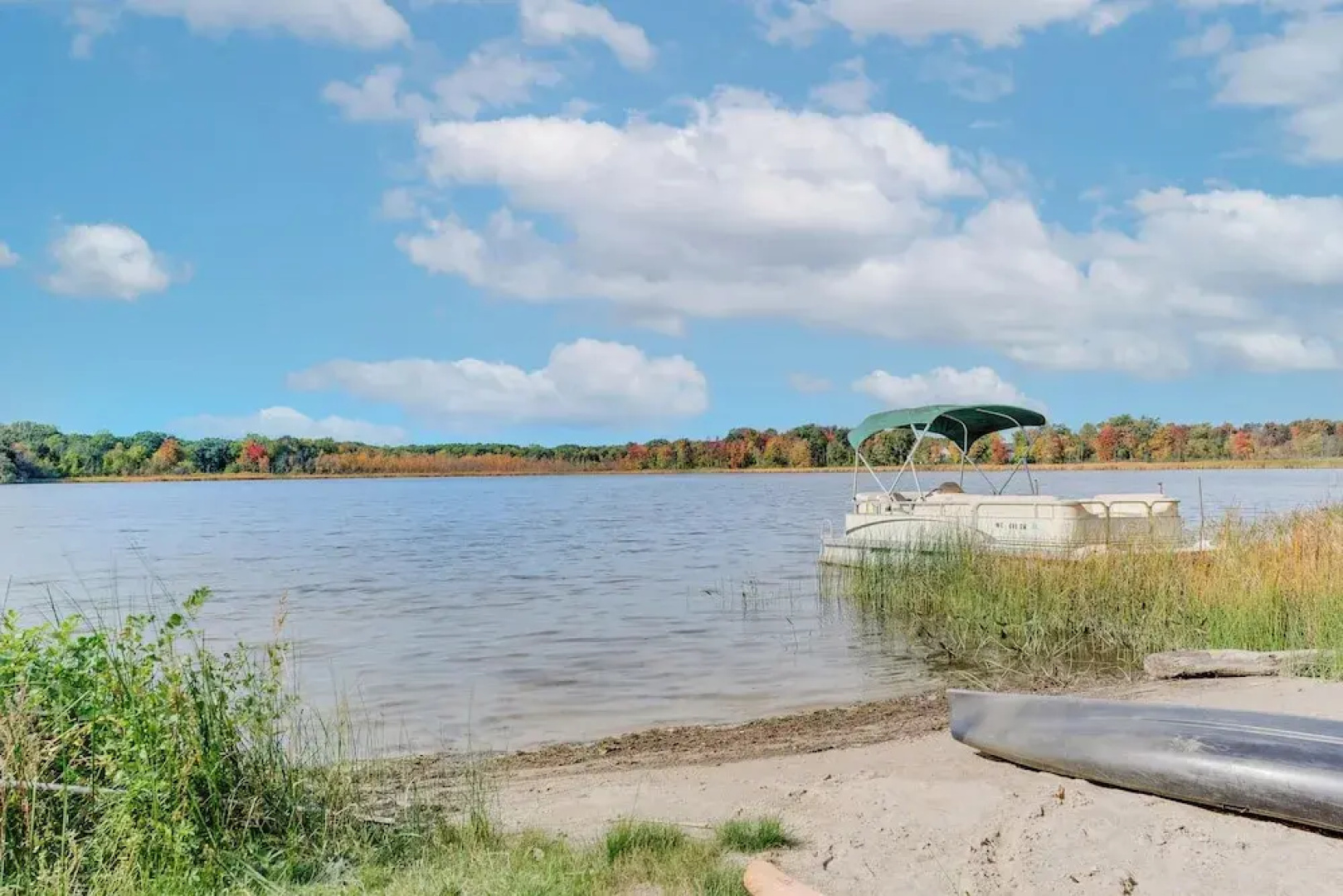 Lakefront Orion Twp. Home w/ Fire Pit & Kayak!