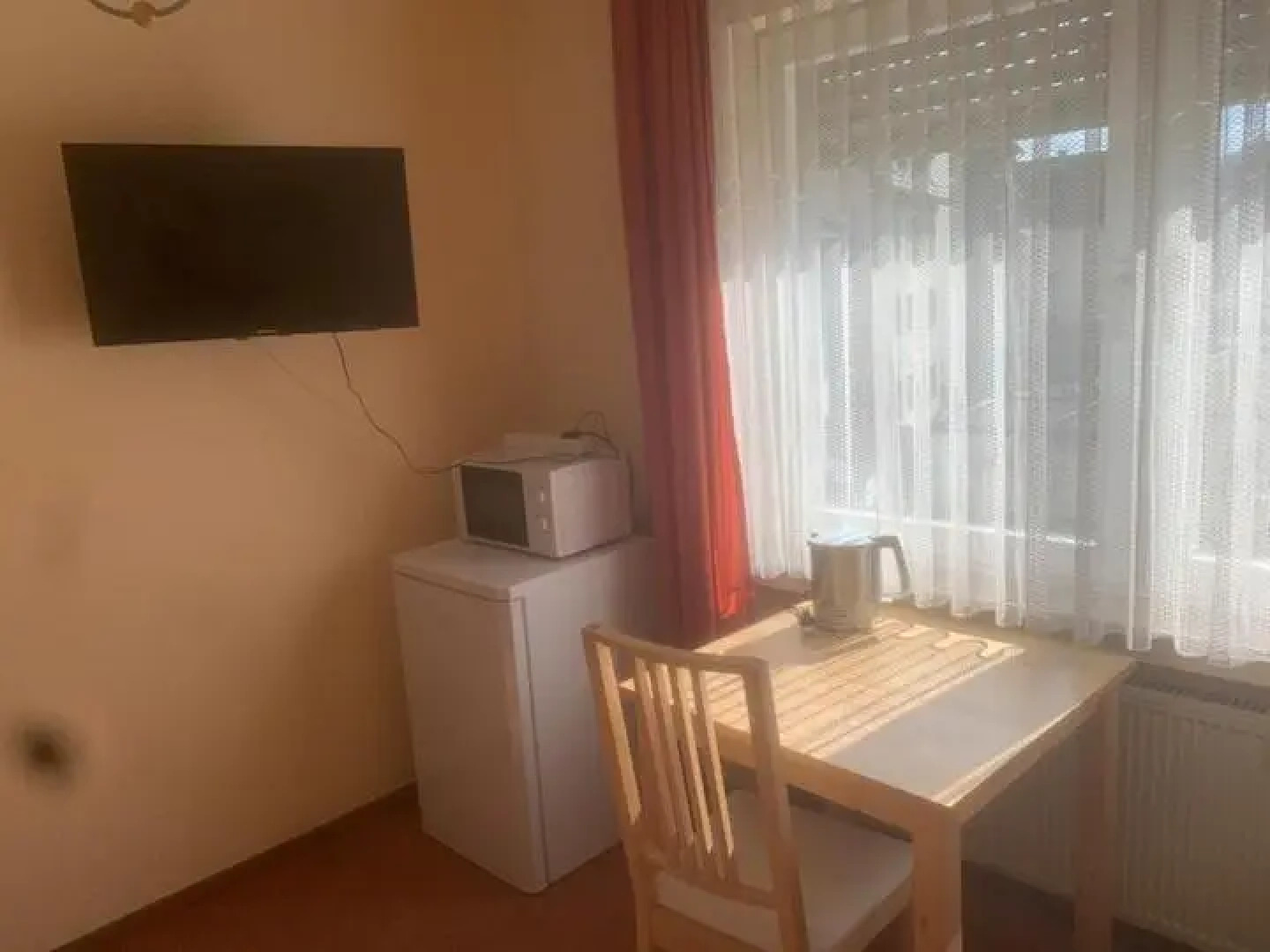 1 Bett Zimmer in ehemaligem Hotel für kurz oder lang (Z2)