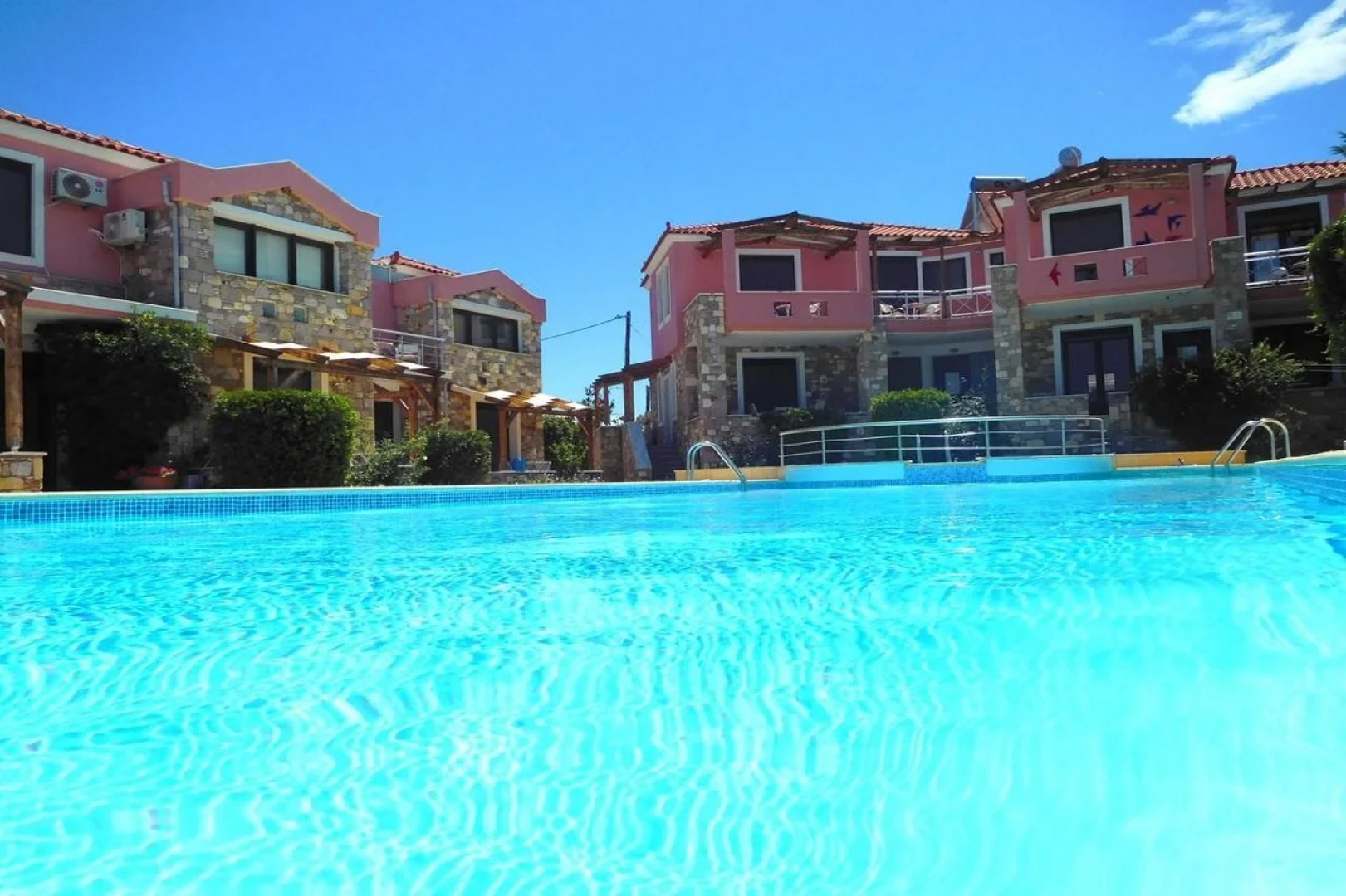 Aeolis Apartments & Studios