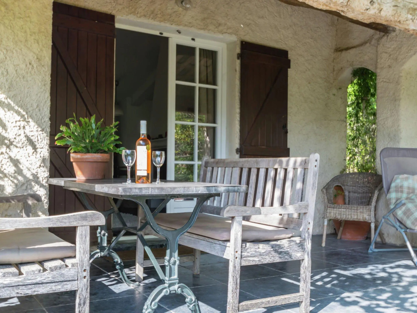 Beautiful holiday villa with privat pool surrounded by vineyard in Entrecasteaux