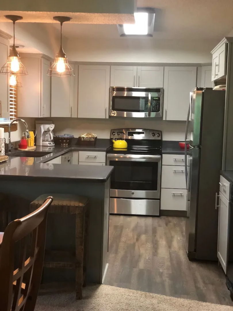 Forest view, log-sided two bedroom, two bath condo on Lake Ouachita. by RedAwning