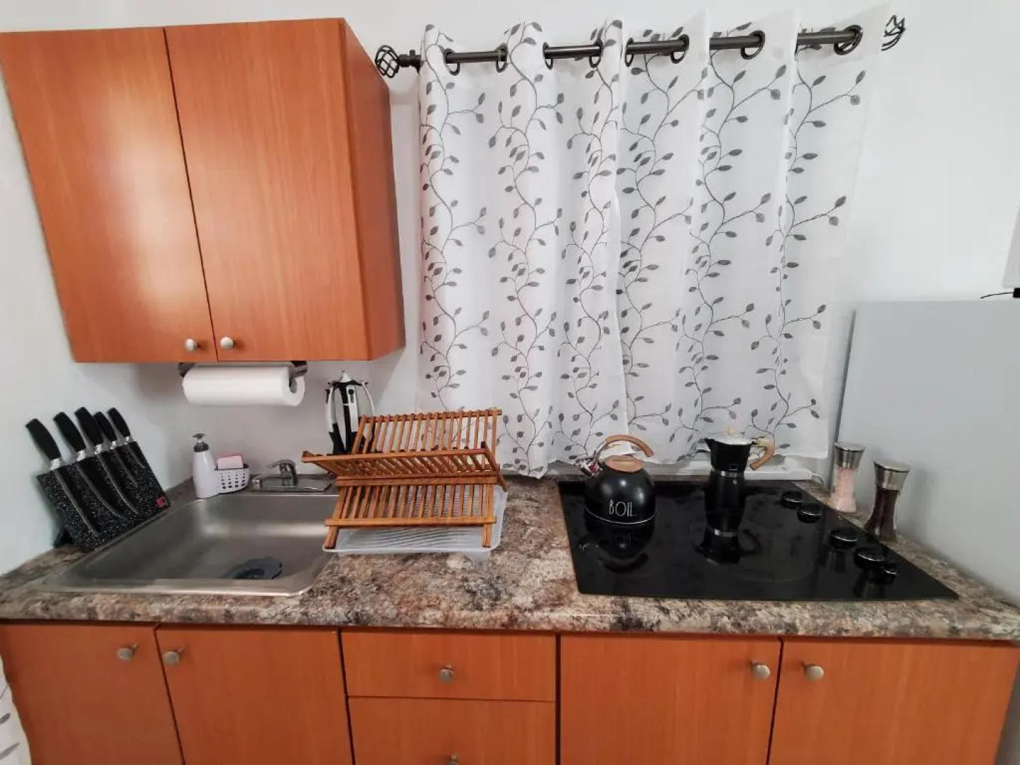 Aguadilla Surfers Lair apt with electricity water AC Wifi 8 minute walk to Crashboat beach