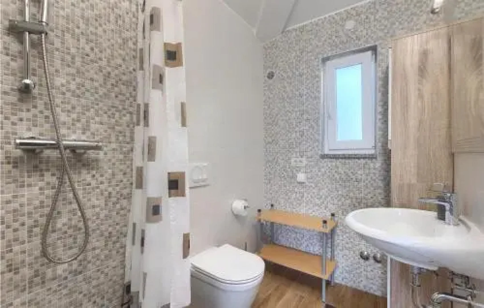 Four bedroom Holiday Home In Loborika