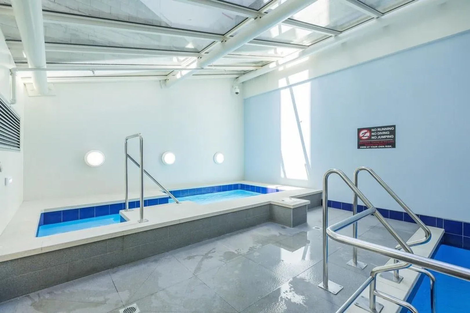 Cosy City Apartment with Pool