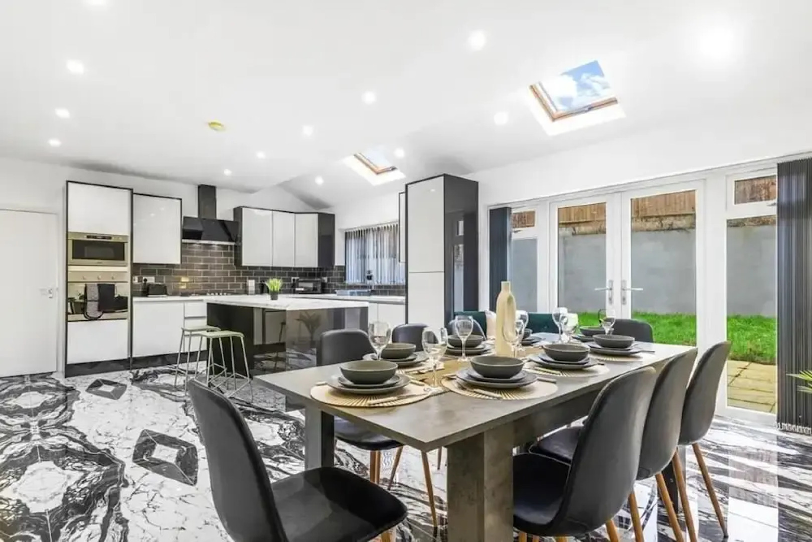 Elegant 5 Bedroom House/free Parking/yard