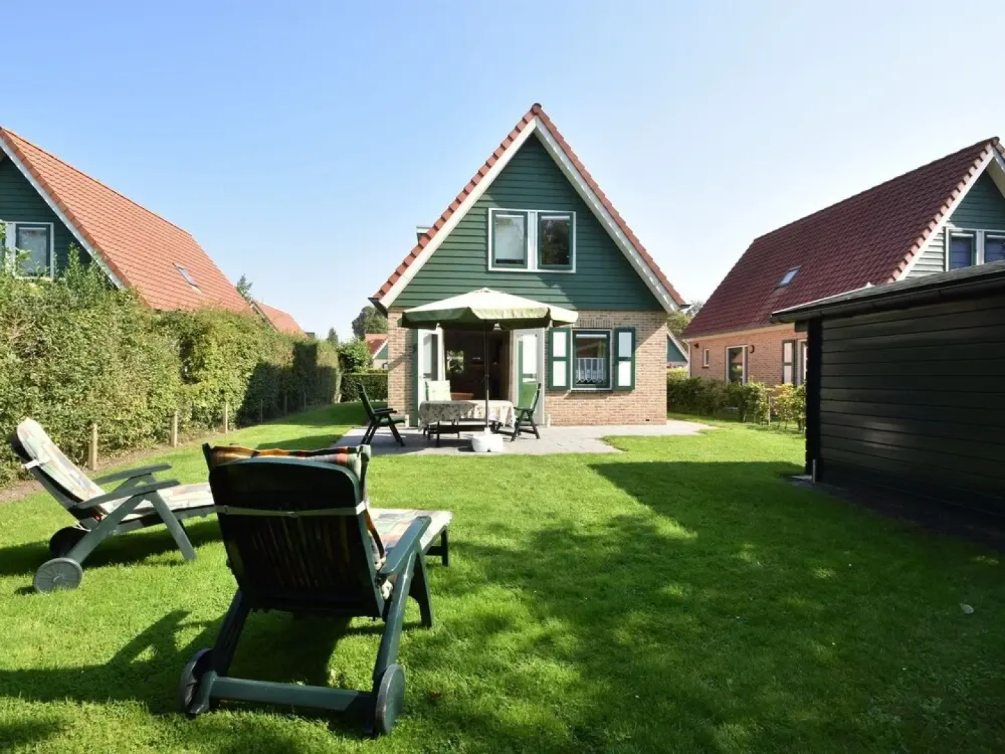 Attractive Holiday Home in Zonnemaire by the Lake