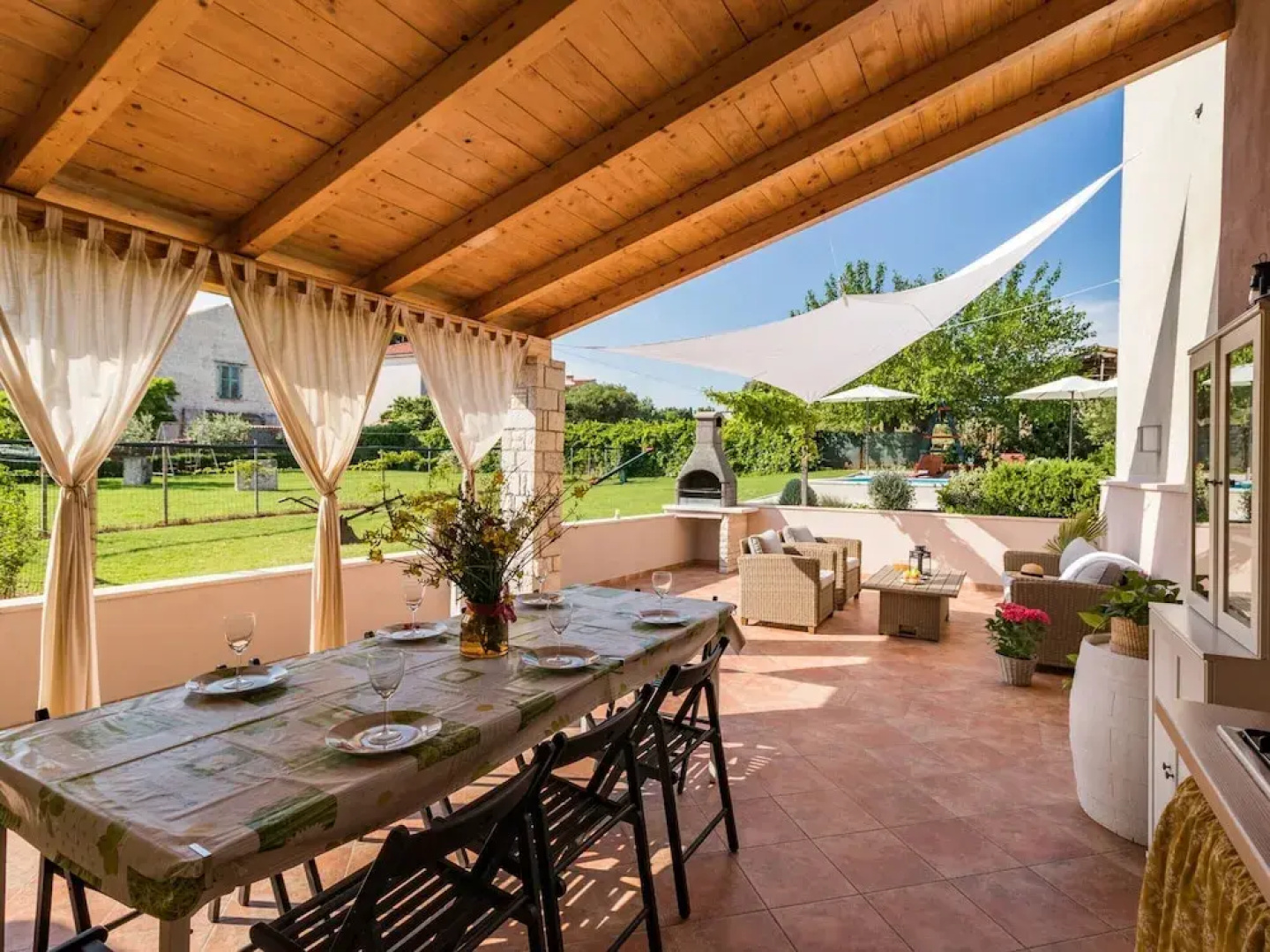 Apartment With Private Pool in Pula