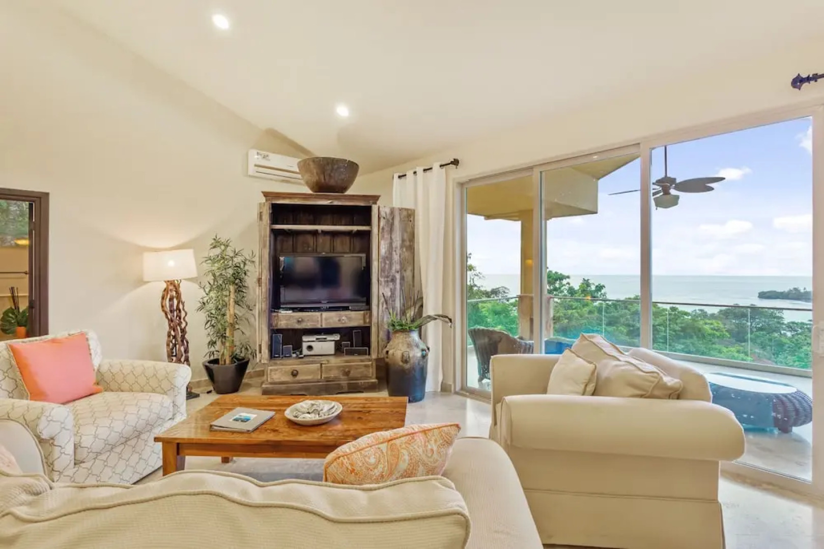 The Island Hub at Red Frog Beach Resort