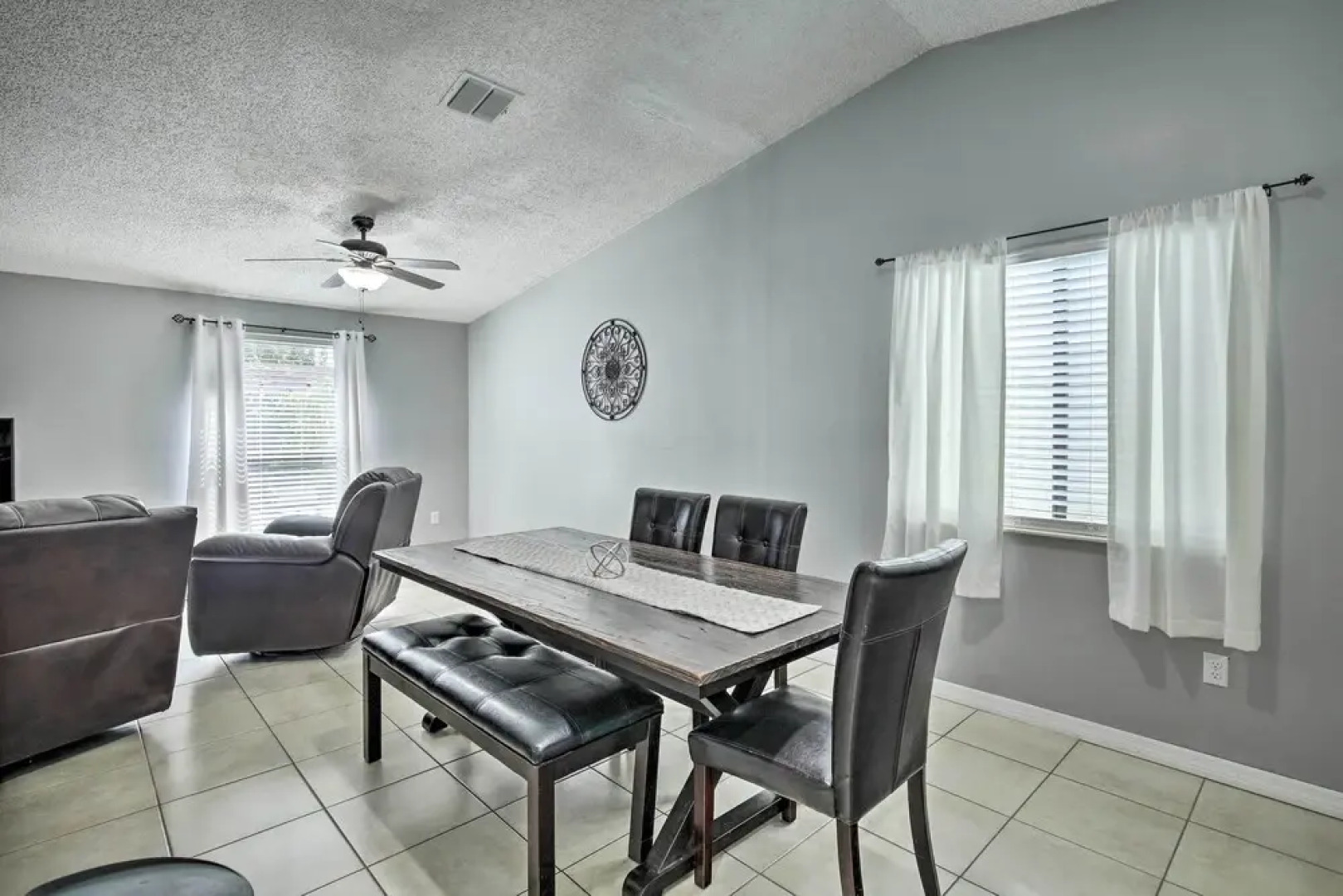 14 Mi to Dwtn Tampa Bay: Brandon Home w/ Fire Pit!