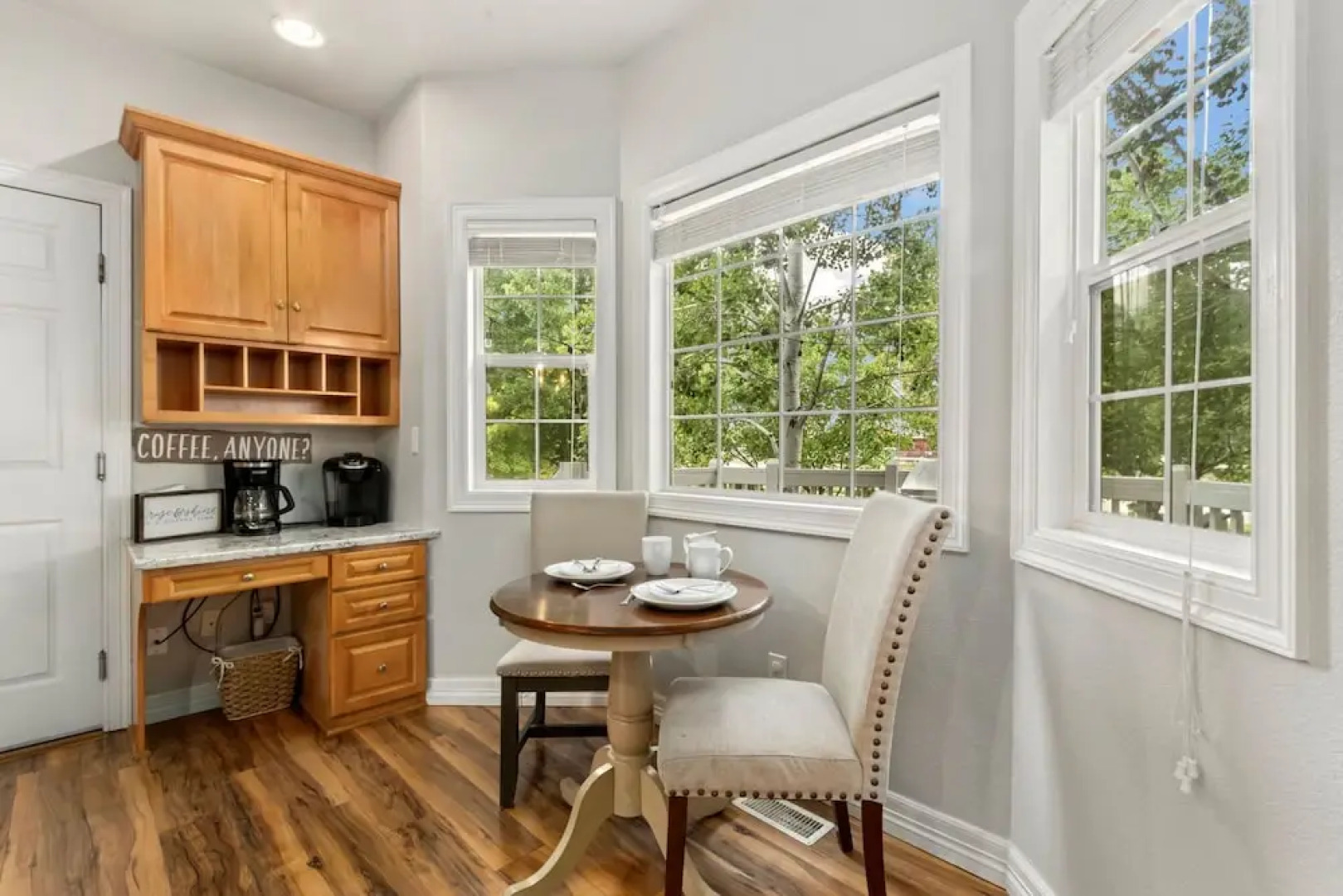 Fabulous Family-friendly Retreat by Windsor Lake!