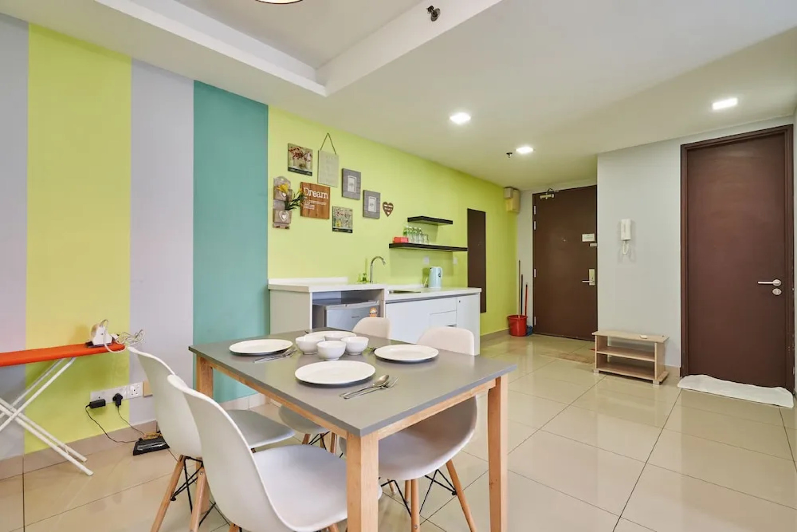 OYO Home 44002 Classic 2br Setia Alam Trefoil.