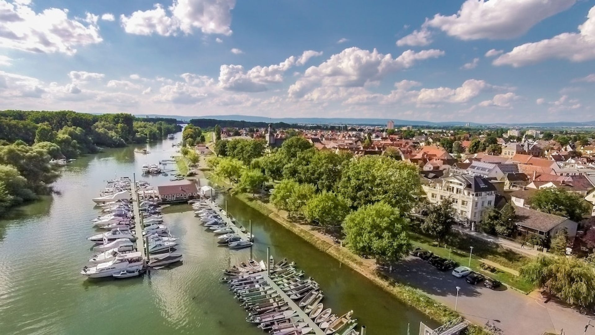 Apartmenthaus am Rhein