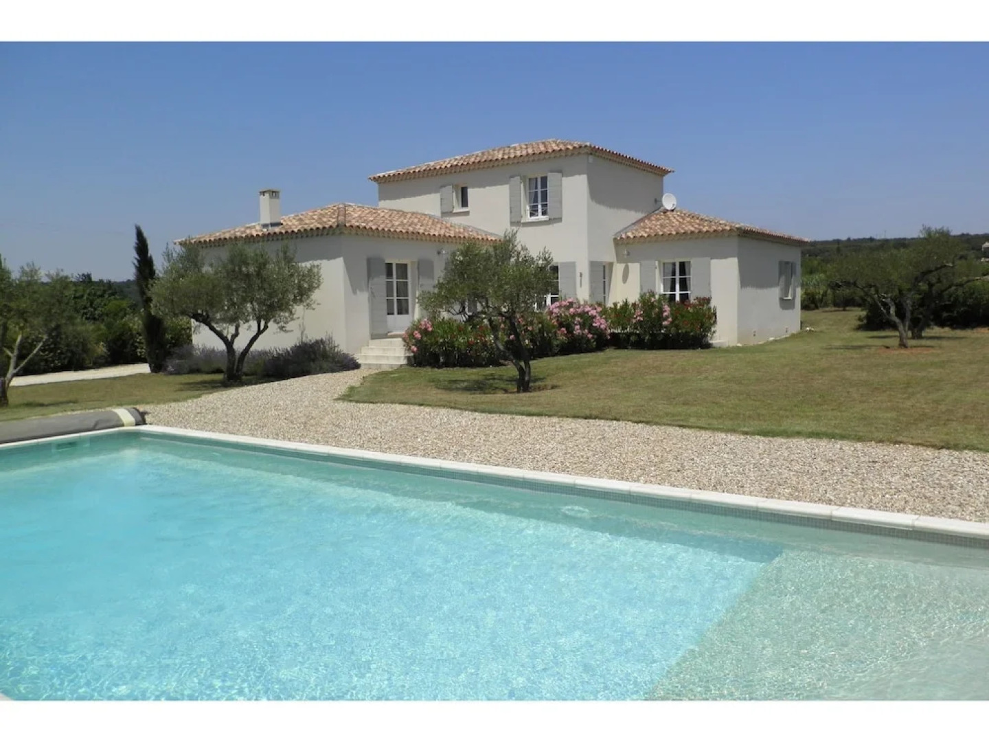 A beautiful new luxury villa close to Uzès.