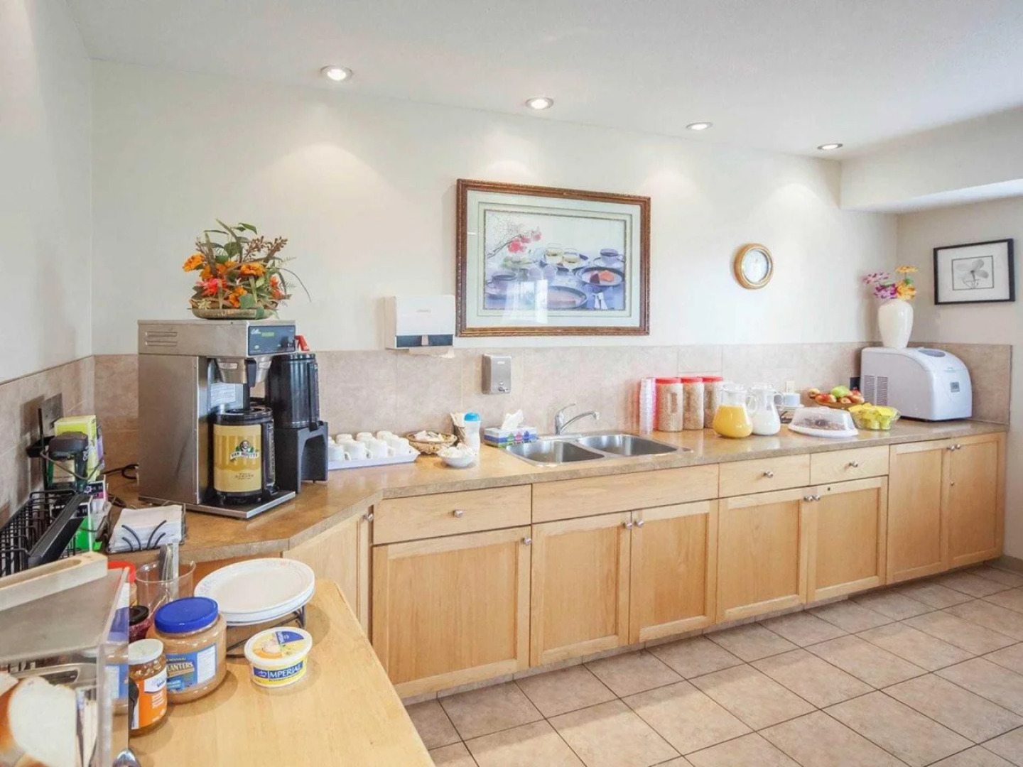 Econo Lodge Inn & Suites