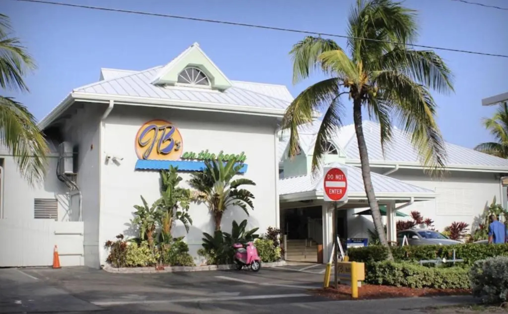 Lux 3 bedroom townhouse 1 block from the beach