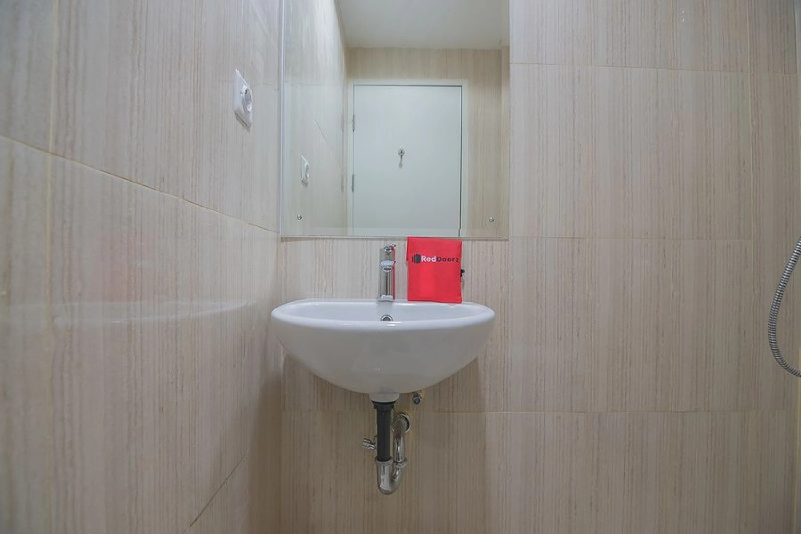 RedDoorz Apartment @ Sentul Tower