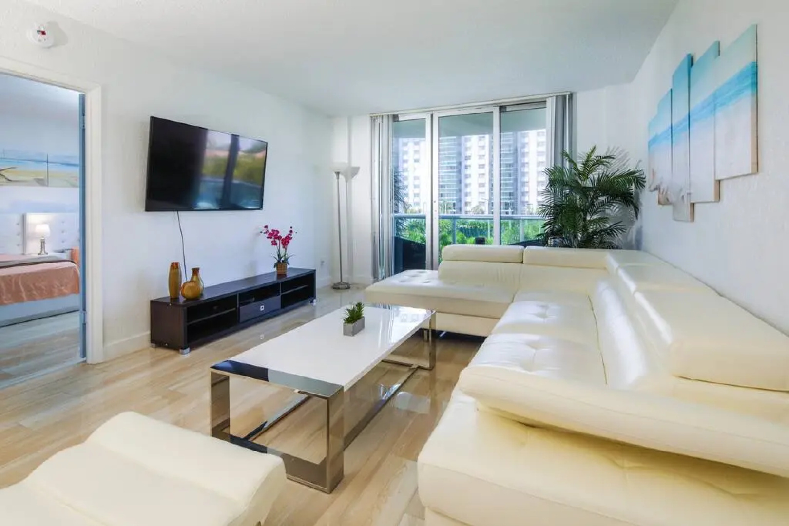 Awesome 2BR 2 BATH 1 Block to beach