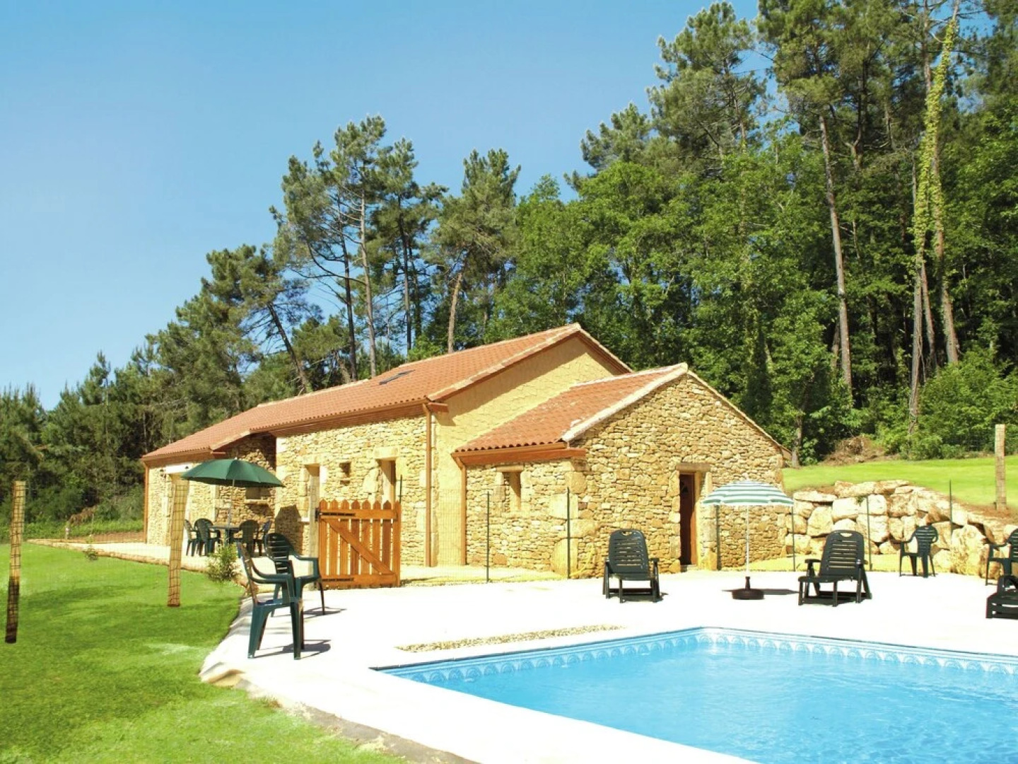 Quaint Holiday Home in Blanquefort-sur-briolance With Pool
