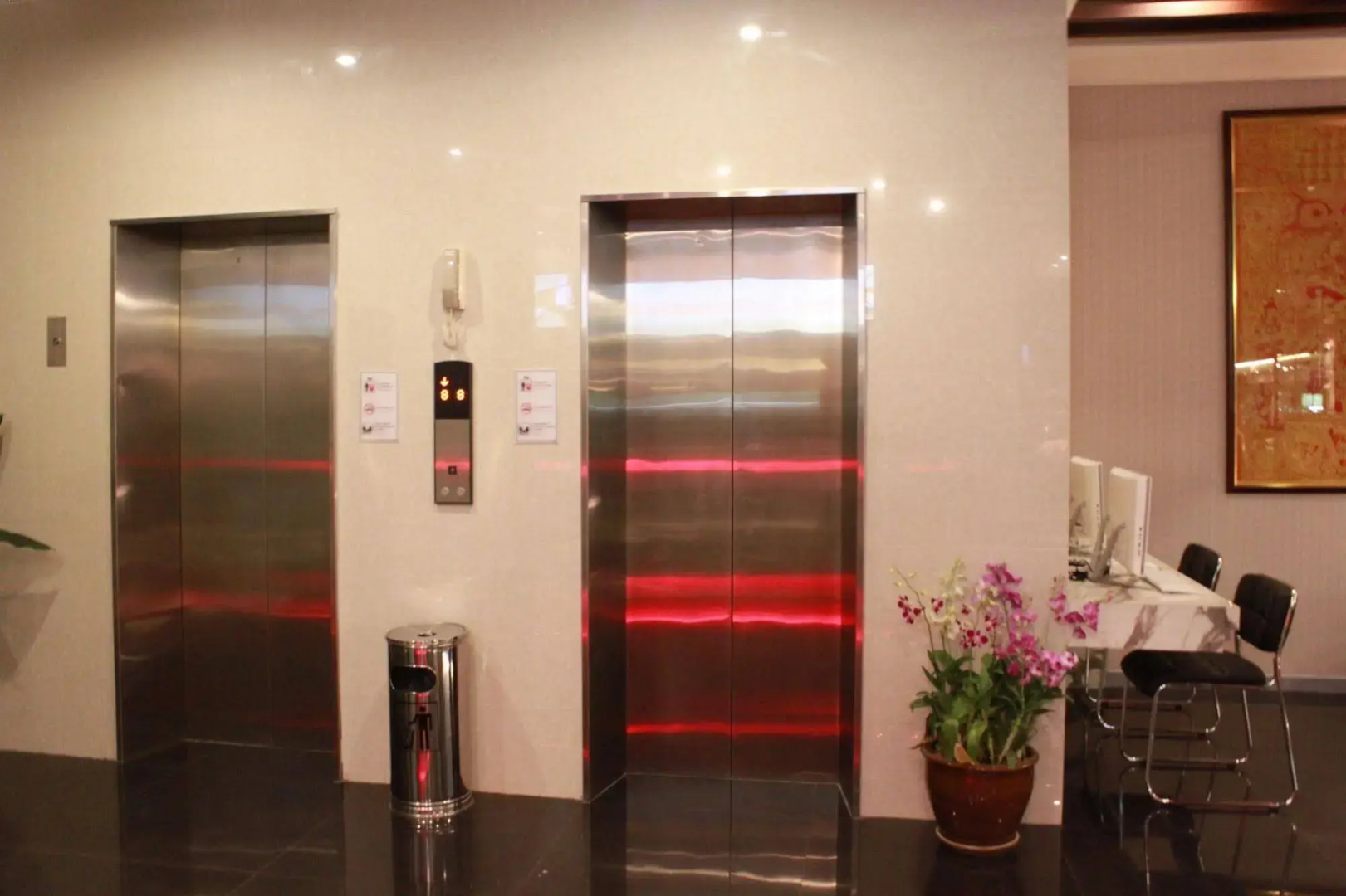 Hemingways Silk Hotel