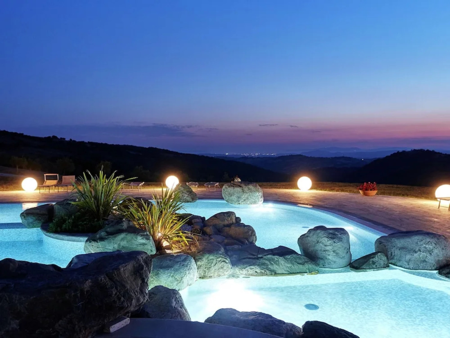 Attractive Apartment with Large Pool & Hot Tub