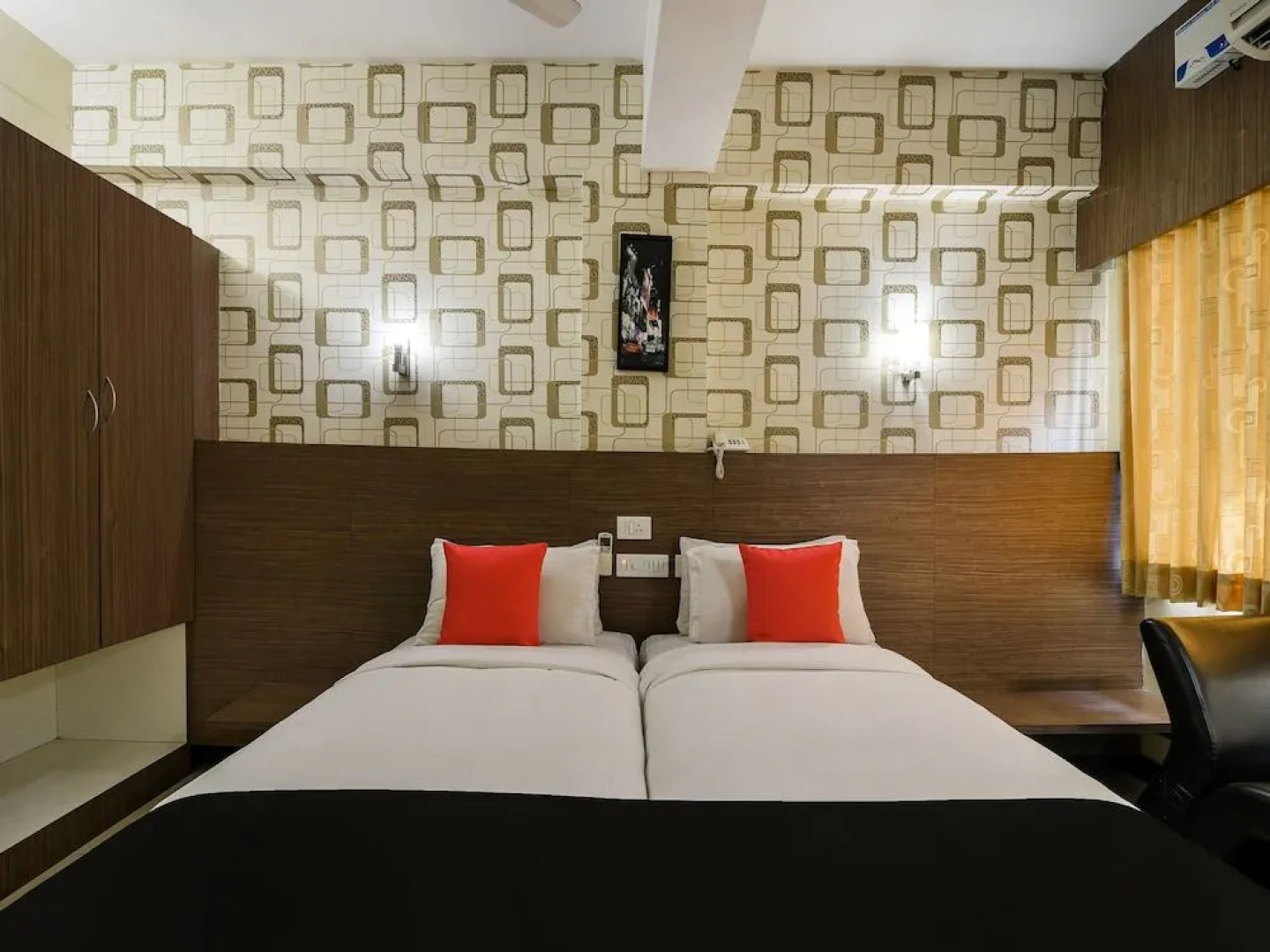 Oyo 11563 Shiva Grand Inn