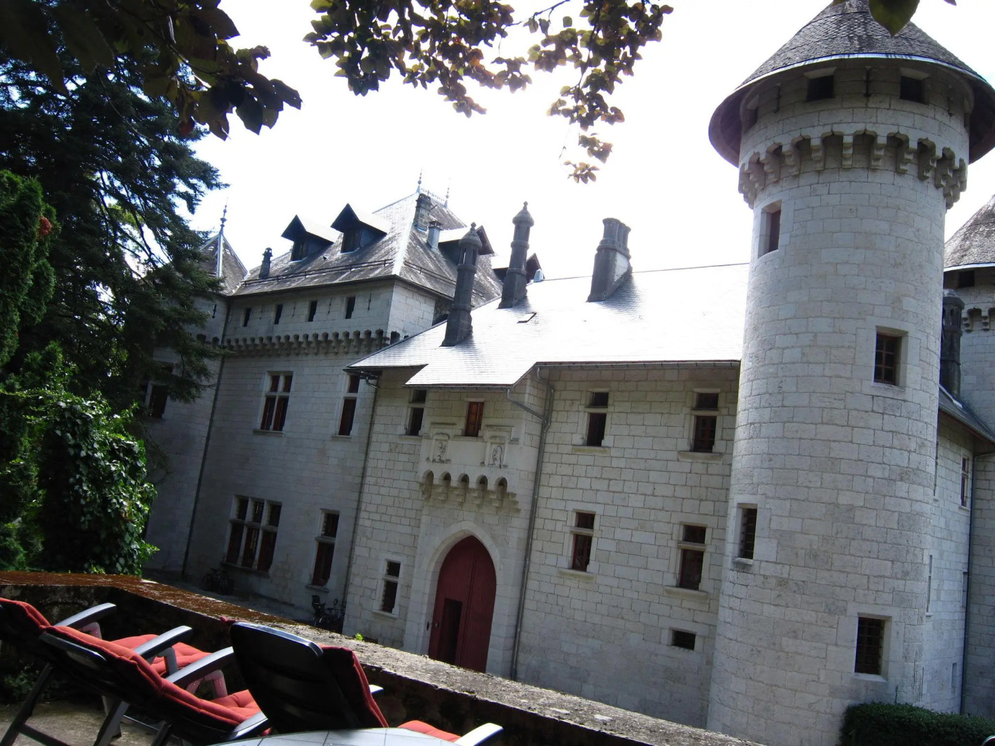Lavish Castle in Serrières-en-Chautagn with Pool