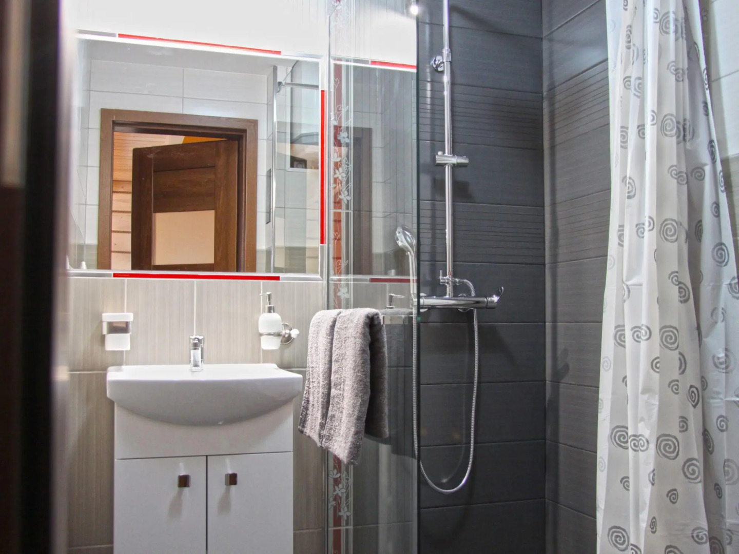 Peaceful Retreat by the Lake