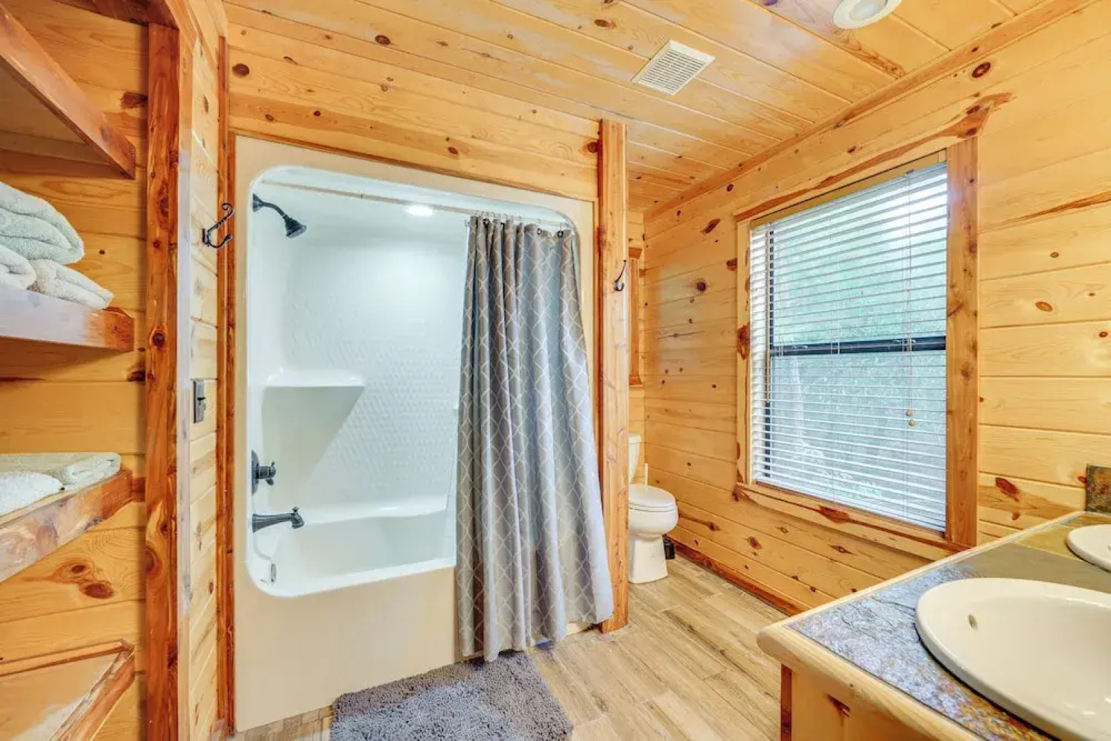 Cabin w/ Hot Tub & Wraparound Deck in Broken Bow!