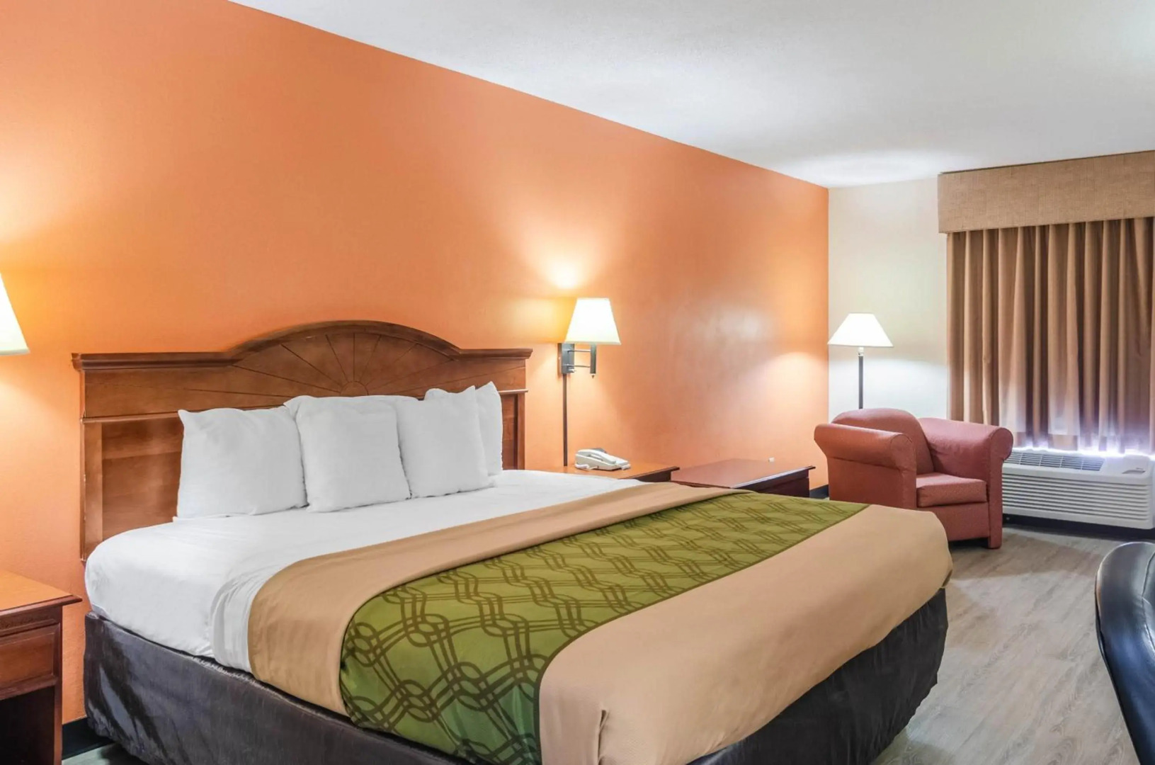 Econo Lodge Inn & Suites