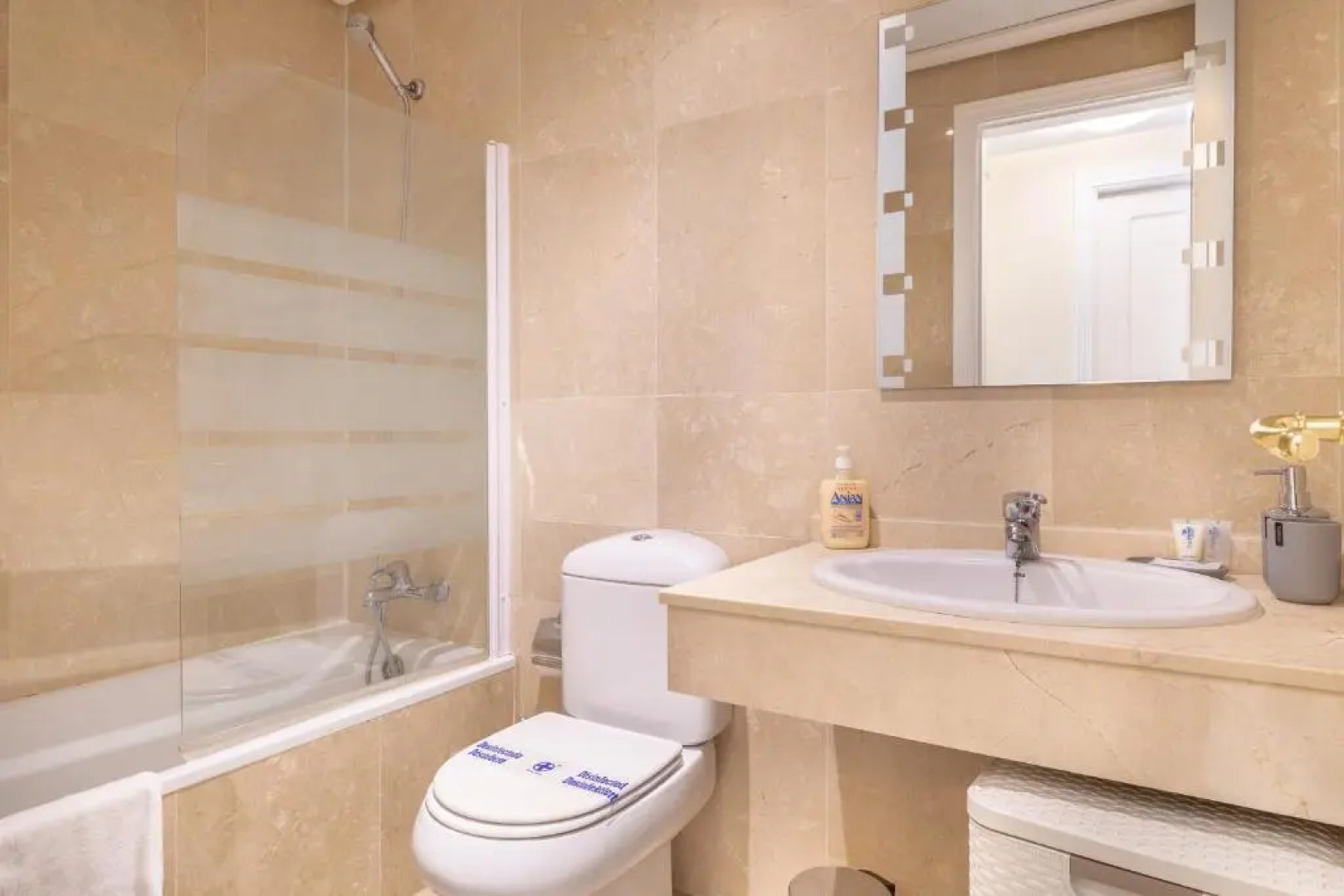 2261-Superb apt on the beach, on Duquesa harbour