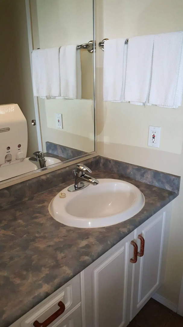 The Cedarwood Inn & Suites