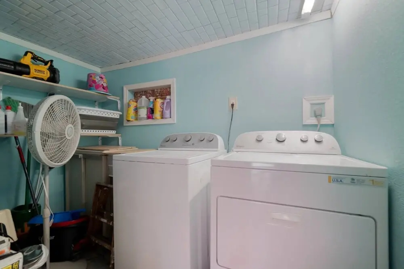 The Secret Garden - The Cottage Near Beach, Shops, Restaurants, Pet Friendly, Close to Lucerne Ave!