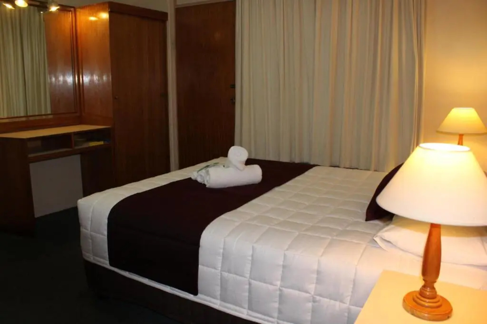 Tabourie Lake Motor Inn Resort