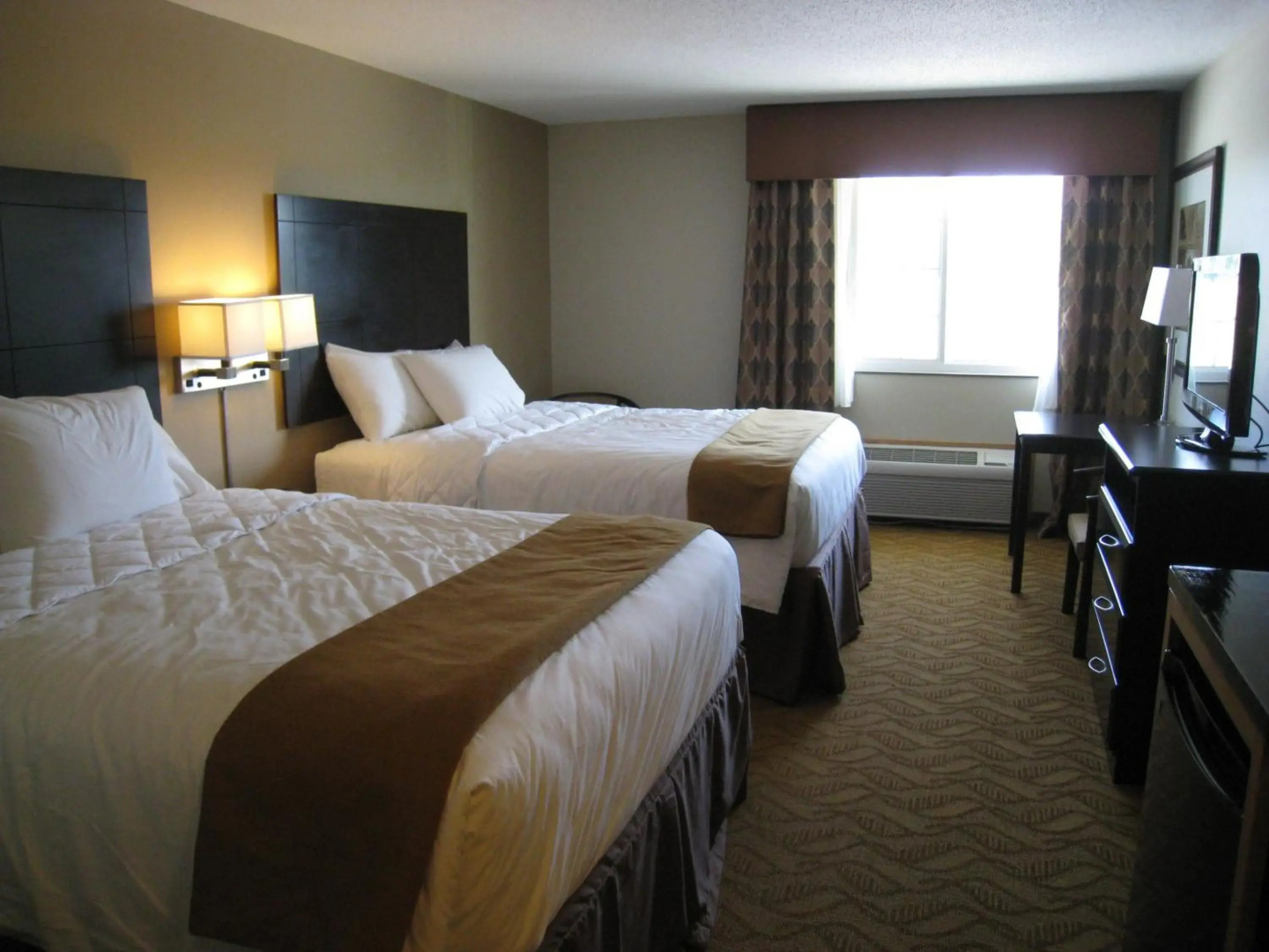 Cobblestone Inn and Suites - Lake View