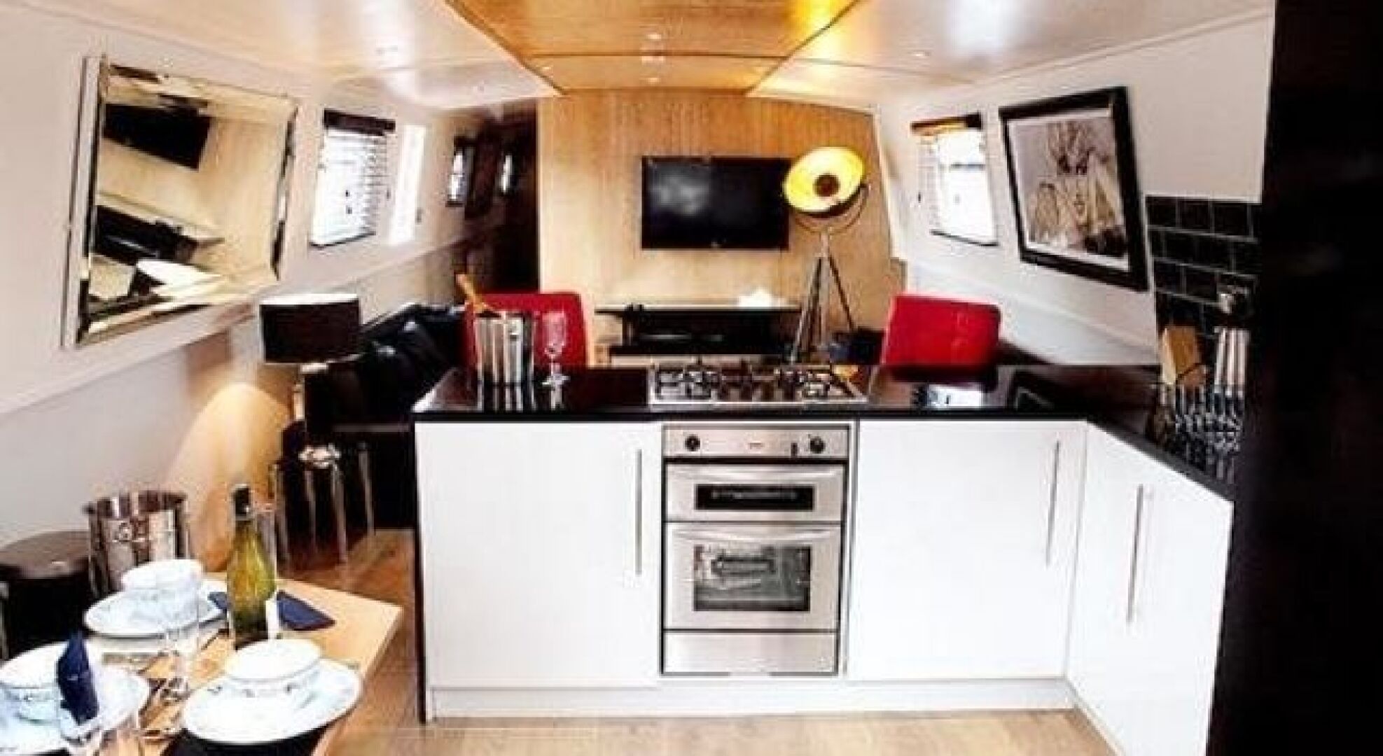 Hollywood Apartments  Barges