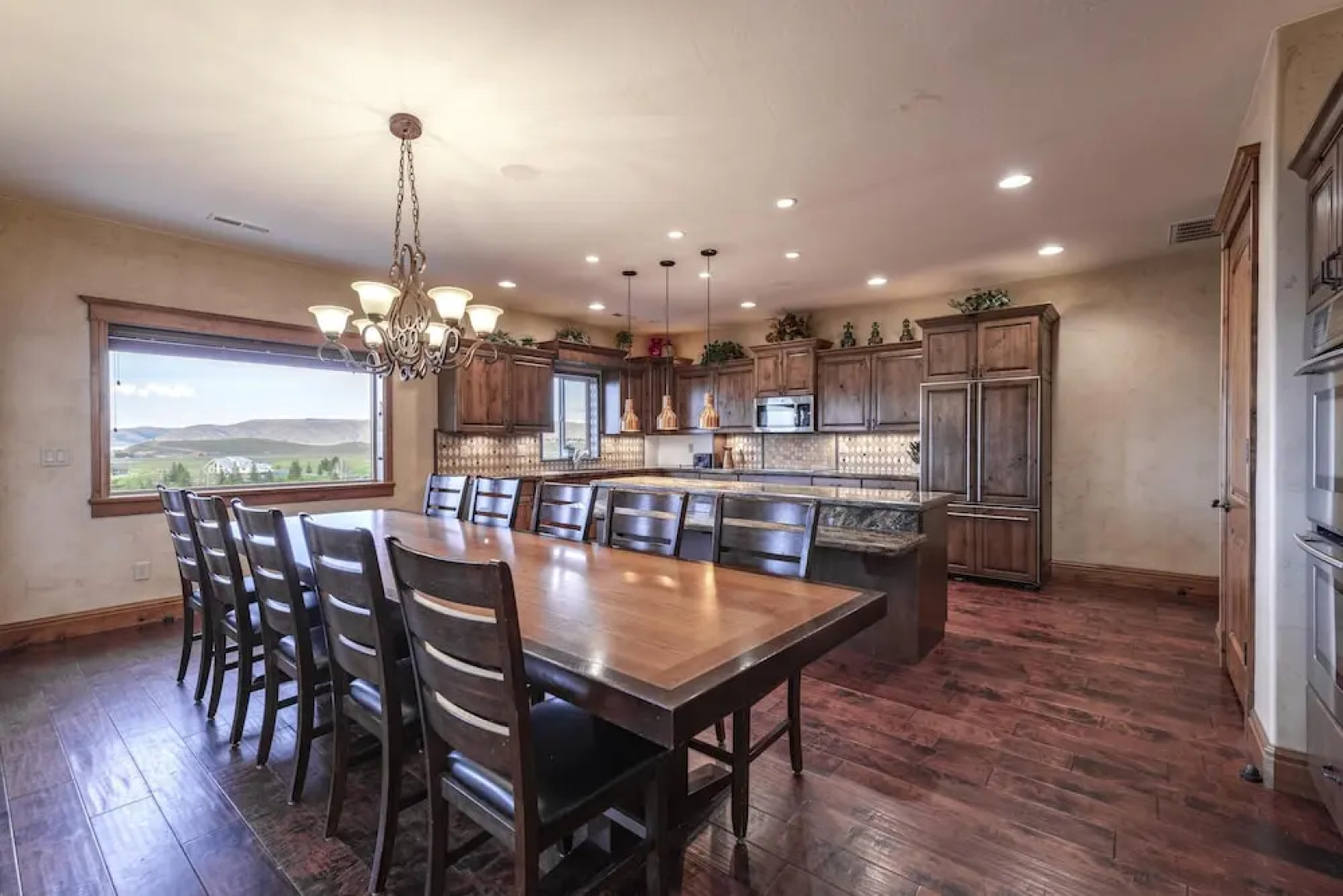 Golf Course Home, Sleeps 30, Private Hot Tub, Access to Ideal Beach, Amazing Views and Space!