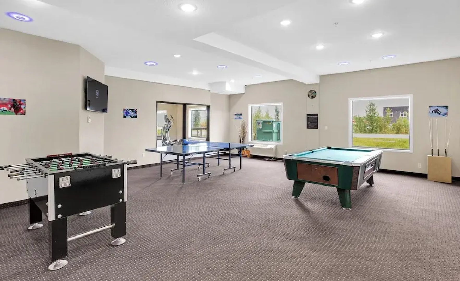 Duvernay Inn & Suites