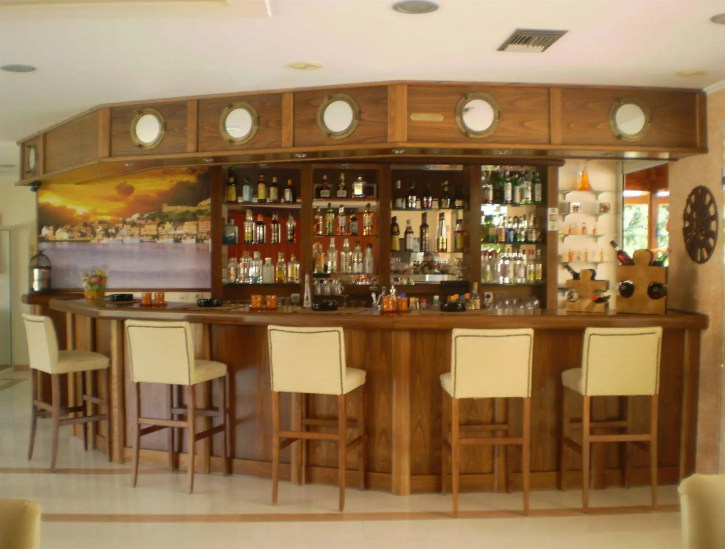 Damia Hotel & Apartments