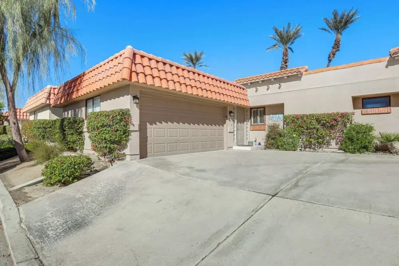 Games, Grill & Golf Course View: Palm Desert Gem!