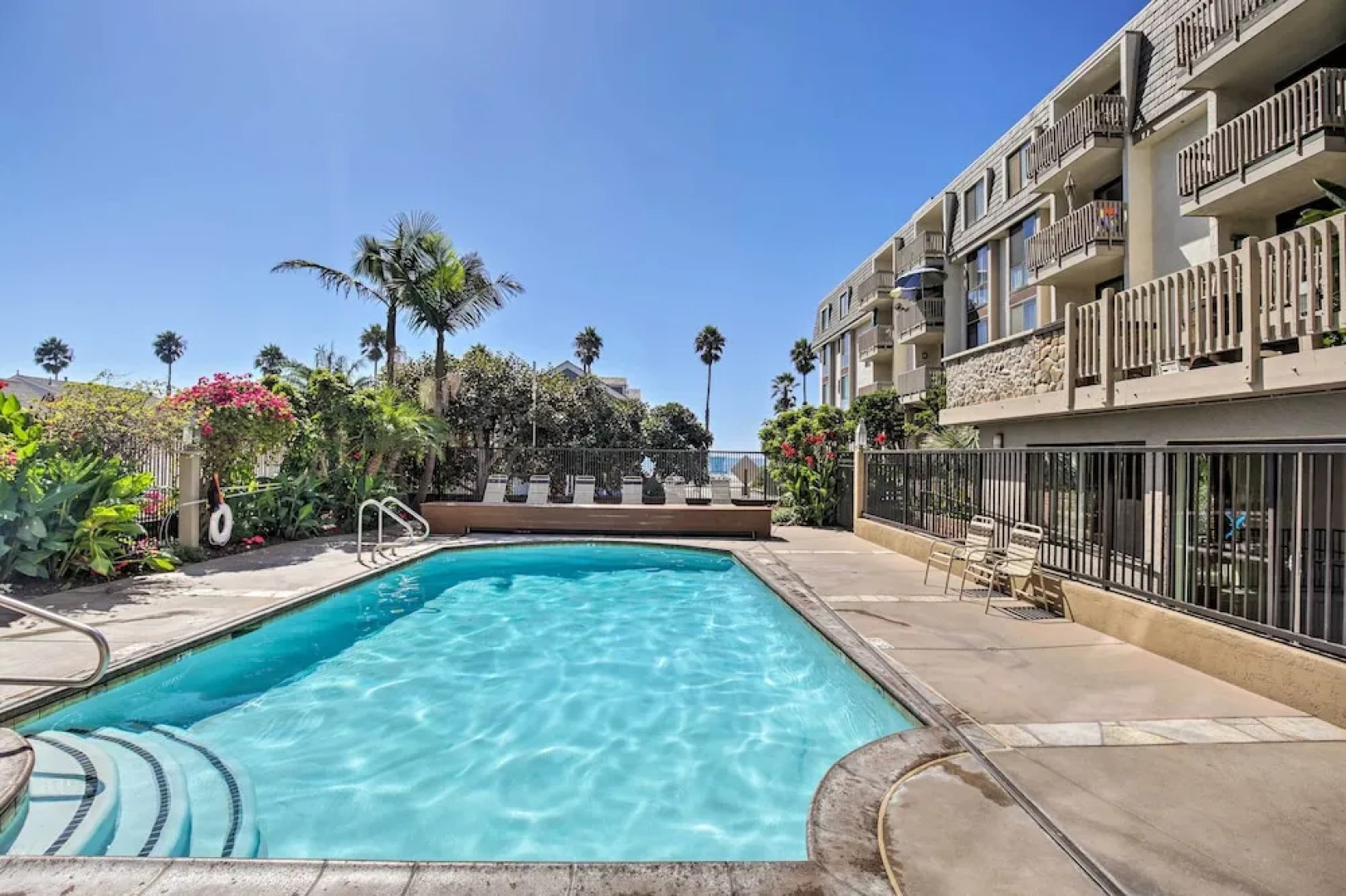 Charming Oceanside Condo w/ Beach & Pool Access!