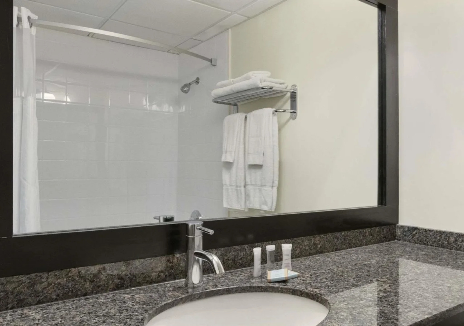 Travelodge Kingston LaSalle Hotel