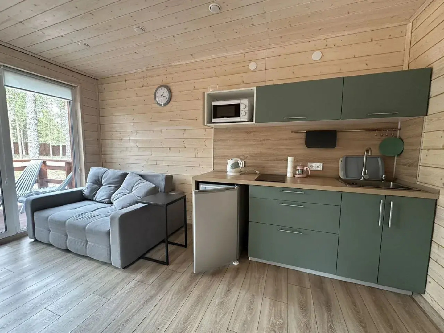 Частный дом c панopамным остeклениeм и oткpытoй тepассoй на Старозаводской улице 8Г