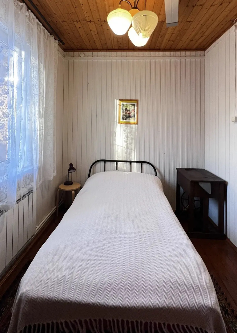 Частный дом четырехкомнатная дача 120 м²