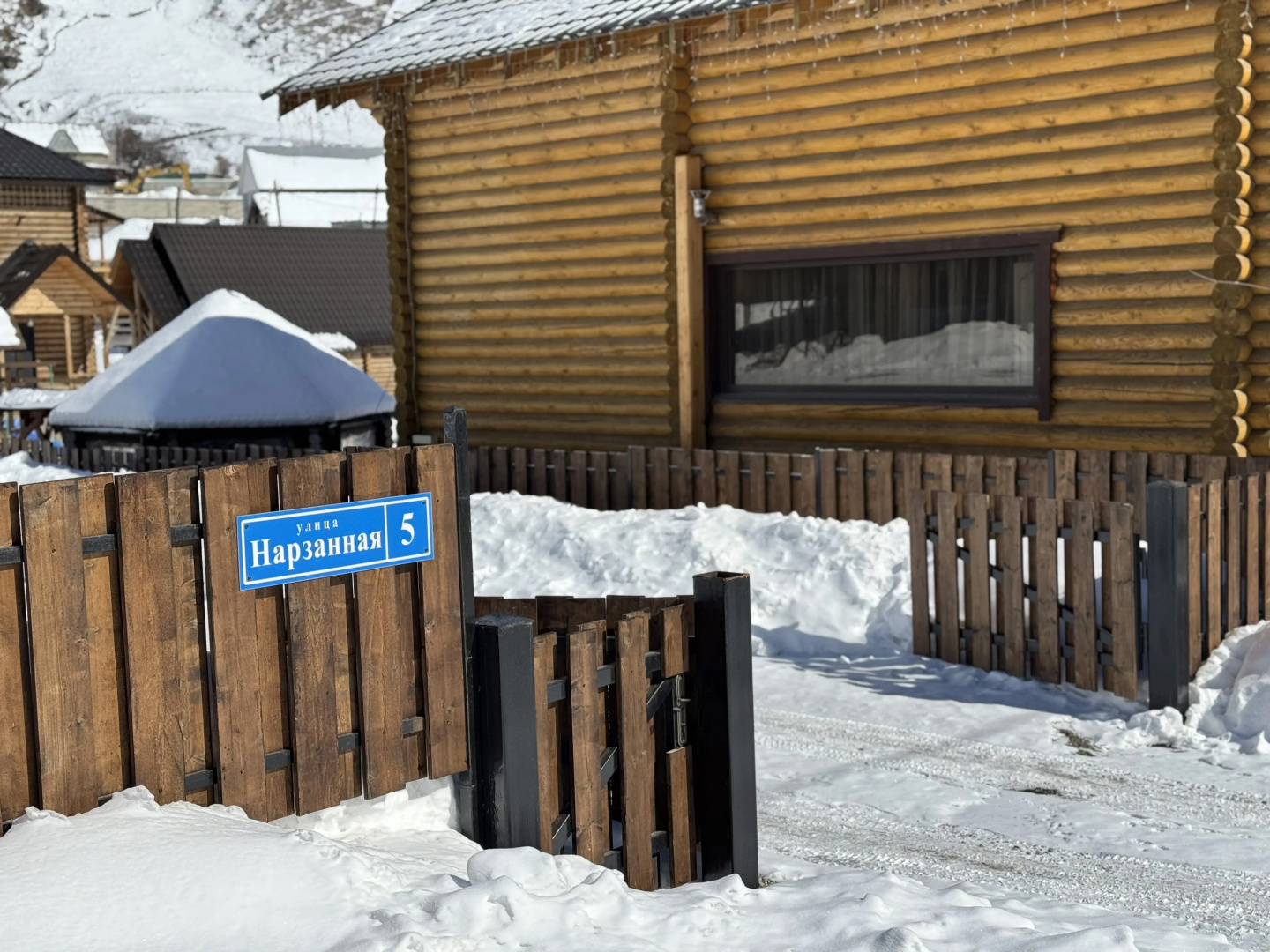 Частный дом с видом на Кавказский хребет