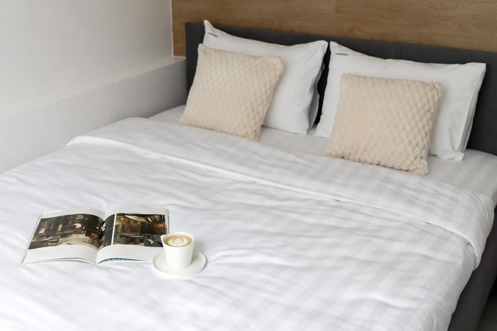 Апартаменты Red Apartments Арт Лайт Сити Шерли