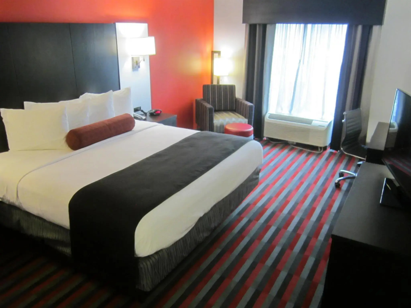 Отель Comfort Inn & Suites