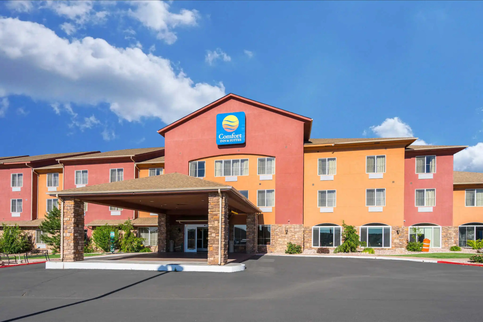 Отель Comfort Inn & Suites