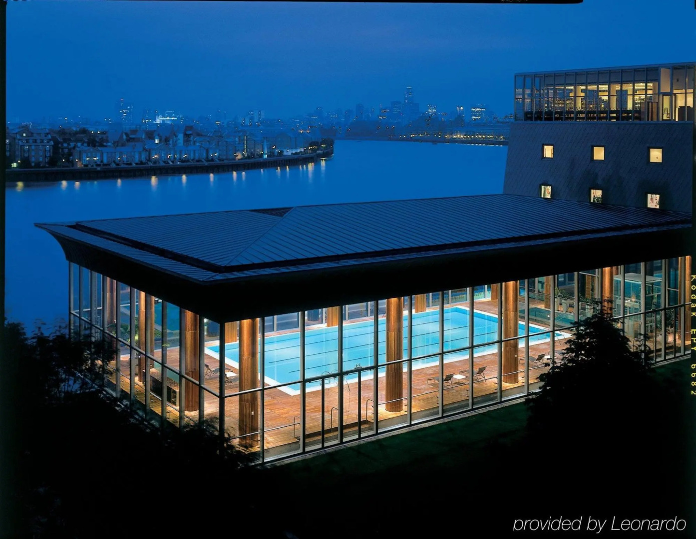 Canary Riverside Plaza Hotel