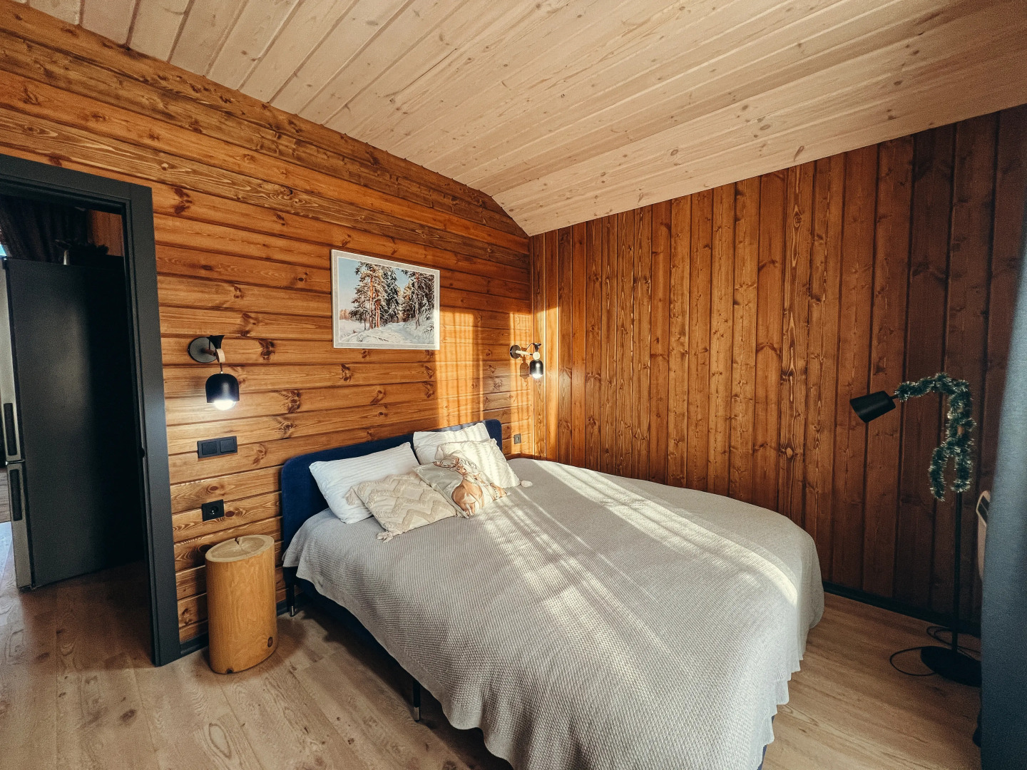 Частный дом с панорамными окнами с выходом на террасу и баней на дровах