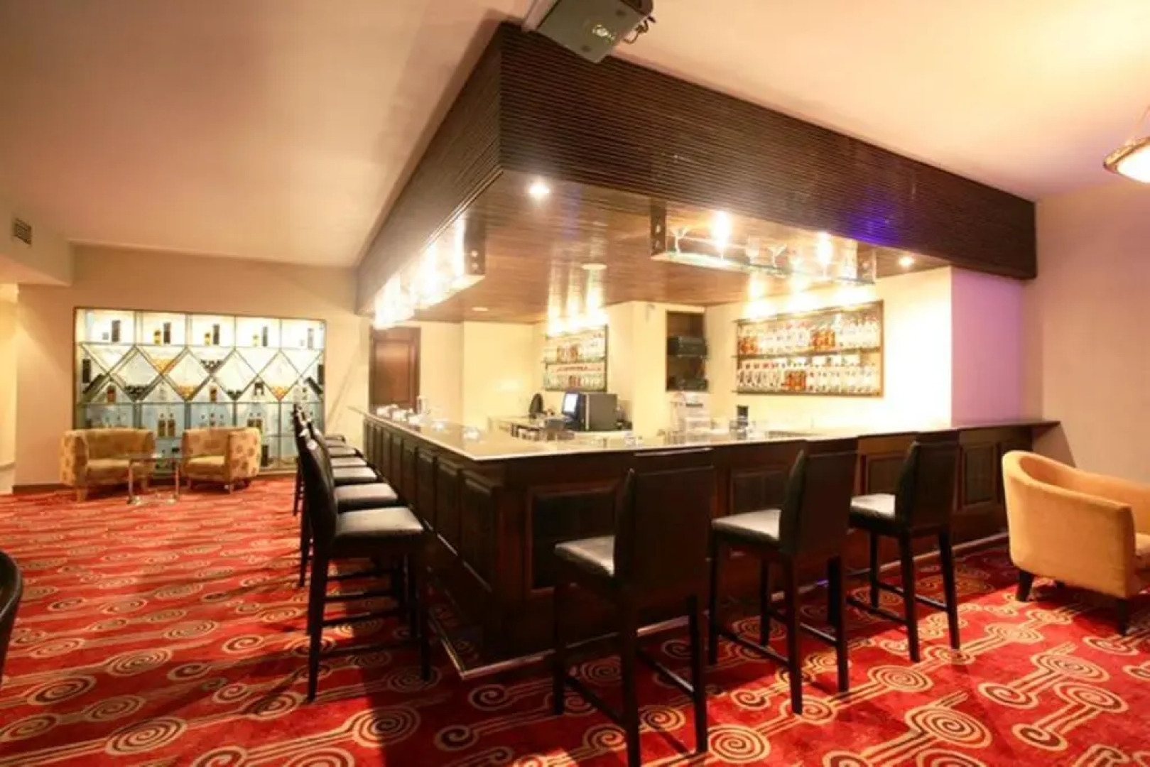 Lakeshore Hotel & Apartments